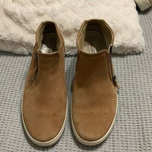 ECCO SOFT ZIP BOOTIE SIZE 8
